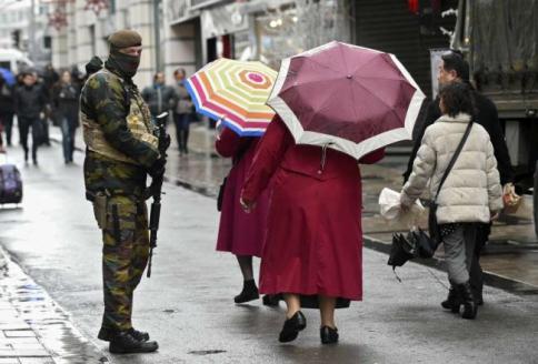 Il Belgio trema, massima allerta terrorismo Bruxelles: chiusi negozi, metro e cinema