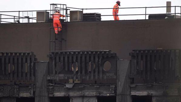 Incendio Londra, materiale usato per il rivestimento del grattacielo era proibito