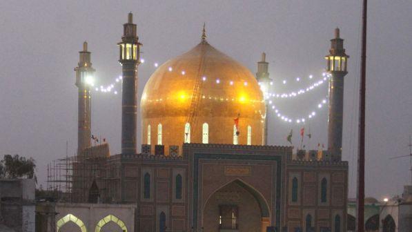 Pakistan, attacco kamikaze in una moschea sufi: almeno cento morti