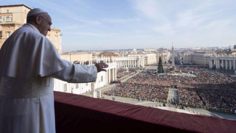 Urbi et Orbi, Papa: "Tacciano armi in Siria" "Basta stragi, cessino le atrocità dell'Isis"