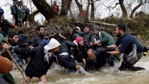 Grecia, migranti superano polizia e barriere ed entrano in Macedonia: esercito li blocca