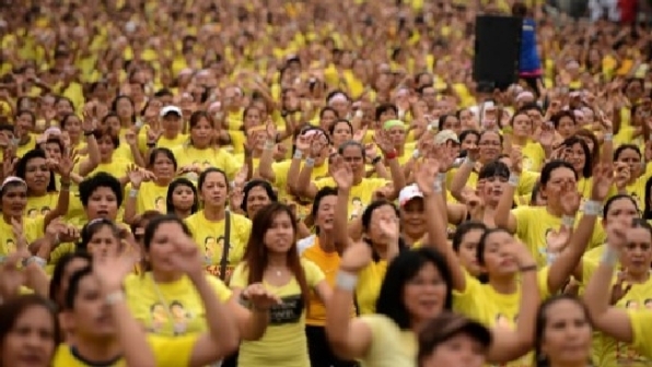 Filippine, tutti matti per lo zumba: 12mila scendono in strada per il record mondiale