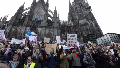 Colonia blindata, il corteo degli estremisti anti-Islam di Pegida interrotto dalla polizia