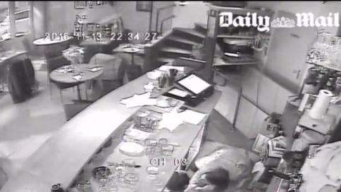 Parigi, in un video l'attacco al bistrot tra urla e raffiche di kalashnikov
