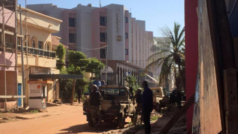 Mali, commando armato di pistole e granate assalta hotel di lusso a Bamako
