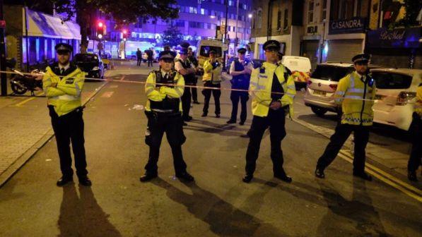 Furgone su pedoni a Londra, May: polizia indaga per terrorismo