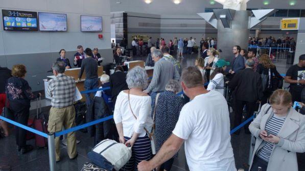Gb, grave incidente tra due veicoli a Heathrow: evacuato aereo