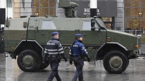 Isis, smantellata una rete a Bruxelles Dieci arresti, sequestrati pc e telefoni