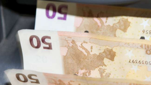 Imprenditore per il suo compleanno regala 600 euro ai dipendenti
