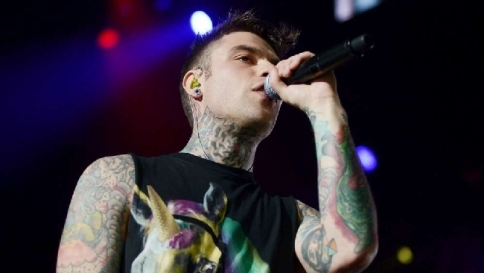 Lite in discoteca per un selfie: Fedez denunciato a Milano, lui smentisce