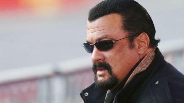 Molestie, nuove accuse contro Steven Seagal: "Mi stuprò nel 1994"