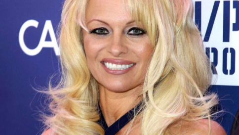 Pamela Anderson da bagnina a politica: una proposta di legge per dire no al fois-gras