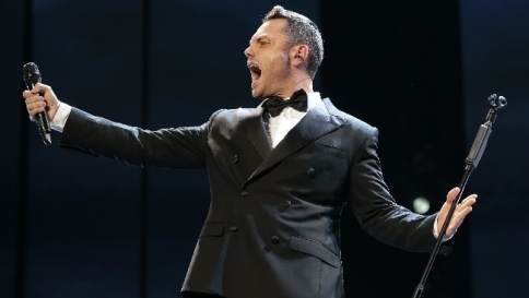 Tiziano Ferro piange nella sua prima volta a San Siro: "Non vergognatevi di amare"