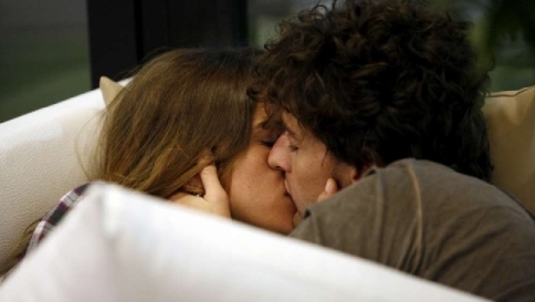 Grande Fratello 14, tra Barbara e Manfredi scatta il bacio
