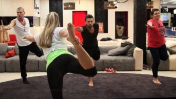 "Grande Fratello 14": sale la tensione per la finale e nella Casa ci si rilassa con lo yoga