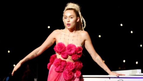 Miley Cyrus, la pop star protagonista della prima serie tv di Woody Allen