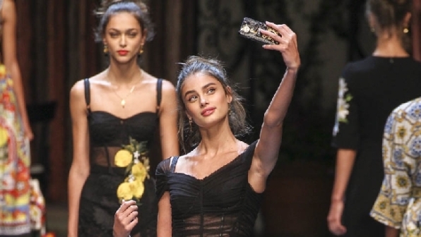 Dolce & Gabbana: sfila l'omaggio barocco all'Italia dei selfie