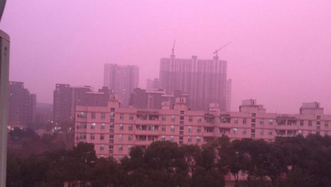 Cina, l'inquinamento colora il cielo di rosa: "Paghiamo con la nostra salute"