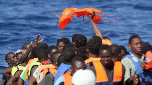 Migranti, la Merkel: "L'Italia lasciata sola sui ricollocamenti"