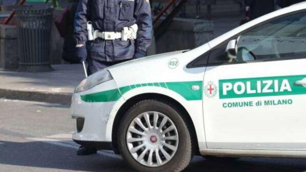 Milano: con l'auto colpisce 10 vetture, scappa e lascia l'amico in coma
