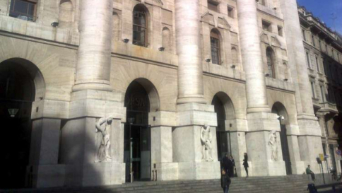 Piazza Affari prova il rimbalzo dopo il tonfo di giovedì: Ftse Mib a +3%