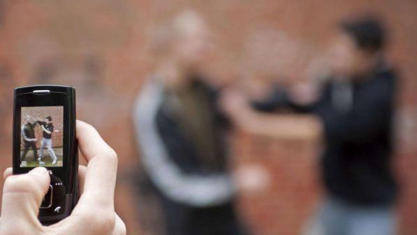 Pesaro, minacciano professore con un accendino: 2 studenti bocciati e indagati
