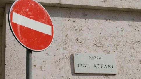 Borsa, Milano apre in negativo