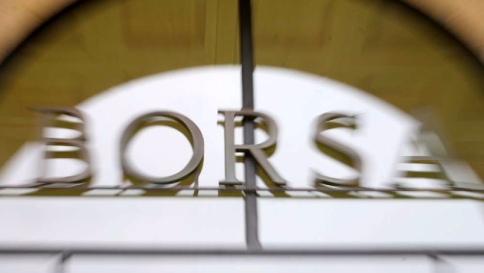 Borsa, Milano apre in positivo