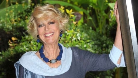 Loretta Goggi: 65 anni tra sceneggiati, imitazioni e varietà