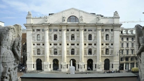 Piazza Affari chiude contrastata
