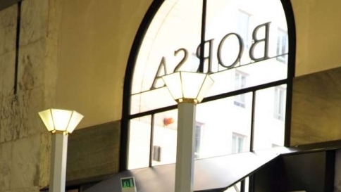 Piazza Affari chiude in rialzo