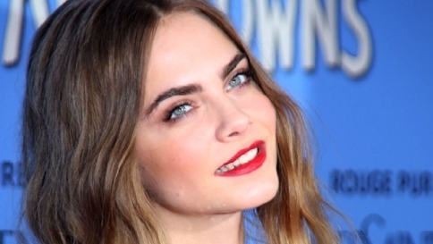 Cara Delevingne dice basta: "Troppo stress, addio alle passerelle"