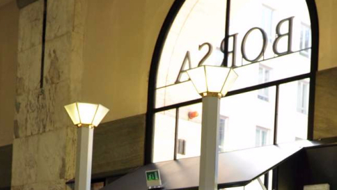 Piazza Affari chiude debole