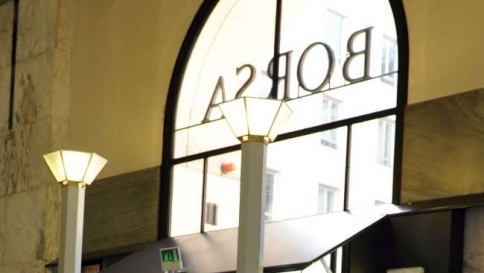 Piazza Affari chiude in rialzo