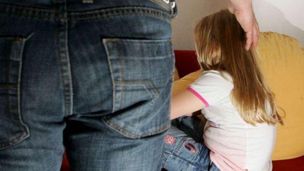 Caserta, molesta una 12enne e la filma nel camerino di un negozio: arrestato 44enne