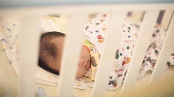 Genova, neonato abbandonato in una scatola: la madre ci ripensa e torna a prenderlo
