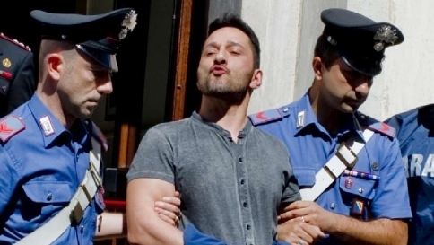 Camorra, preso il reggente del clan Cuccaro La folla tenta di strapparlo ai carabinieri