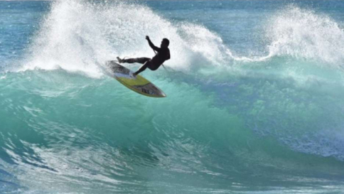 A Varazze arrivano onde alte per fare il surf