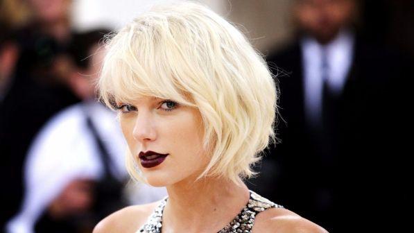Taylor Swift contro il dj che le ha palpato il sedere: "Attaccato con la sua mano alla mia natica..."