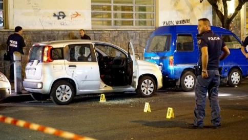Napoli, poliziotto in borghese ferito scambiato dai killer per un rivale