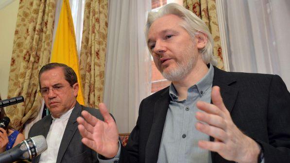 Londra, "Assange non si lava": protesta il personale all'ambasciata dell'Ecuador