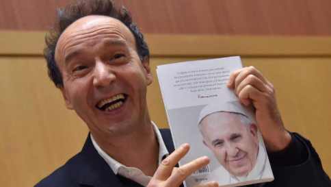 Benigni: "Il Papa è l'uomo più grande del mondo, può vendere la misericordia a etti"