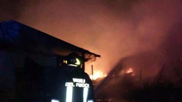 A fuoco una baracca a Milano: morta una donna, ferito un uomo