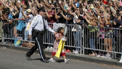 Bimba sfida la security e abbraccia il Papa: "Aiuti i miei genitori, immigrati irregolari"