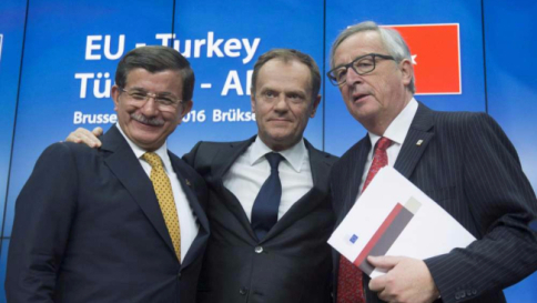 Migranti, concluso il vertice a Bruxelles: siglato l'accordo tra Turchia e Ue