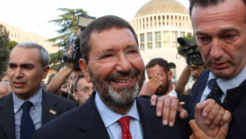 Roma, Marino: "Tutto per incastrarmi""Avrebbero anche messo coca in tasca"