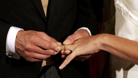 I senatori del Pd: "Via dal Codice civile l'obbligo di fedeltà dei coniugi"
