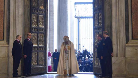 Giubileo, papa Francesco apre la Porta Santa: "Lasciamo ogni paura e timore"