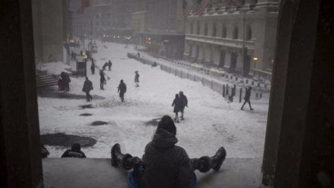 Jonas: la costa Est sepolta dalla neve, ma a New York inizia il ritorno alla normalità
