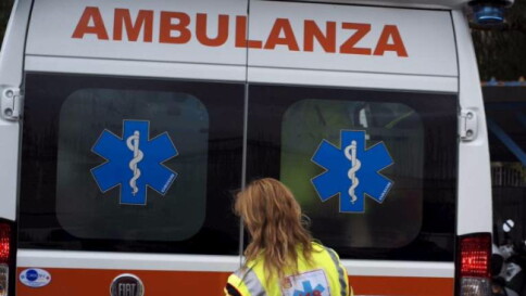Torino, tenta di scavalcare la recinzione di casa: muore strangolato